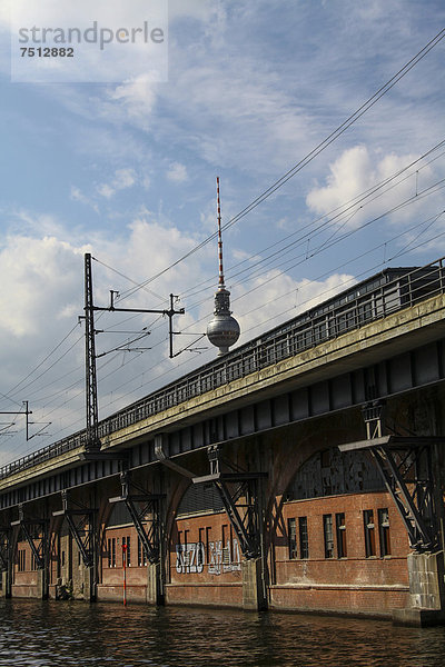 Fernsehturm Alexanderplatz  von der Spree aus gesehen  mit Bahnanlagen im Vordergrund  Berlin  Deutschland  Europa