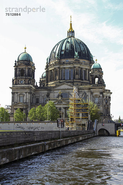 Berliner Dom  von der Spree aus gesehen  Berlin  Deutschland  Europa