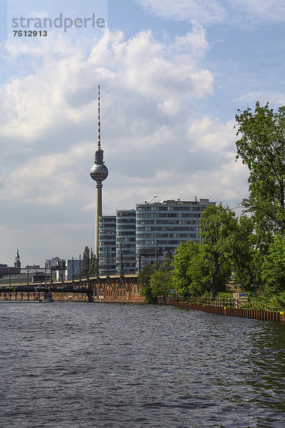 Fernsehturm Alexanderplatz  von der Spree aus gesehen  Berlin  Deutschland  Europa