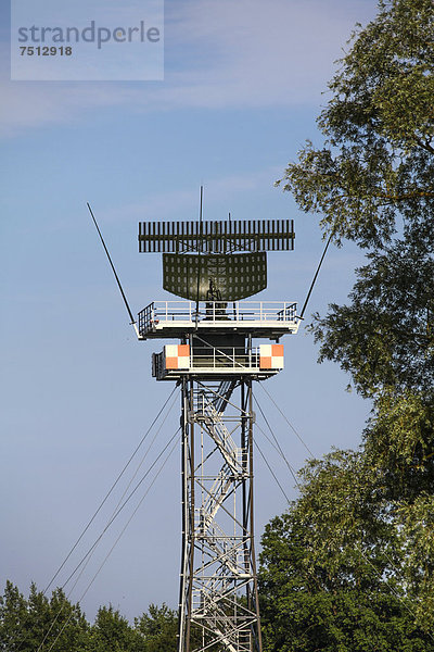 ASR-S Radarantenne  örtliche Flugsicherung  Platzkontrolle  Laupheim  Baden-Württemberg  Deutschland  Europa