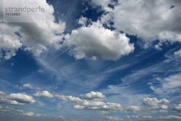 Schleierwolken und Cumuluswolken am blauen Himmel