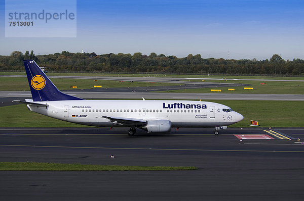 Lufthansa Boeing 737-330  Verkehrsflugzeug auf dem Rollfeld  Flughafen Düsseldorf International  Nordrhein-Westfalen  Deutschland  Europa
