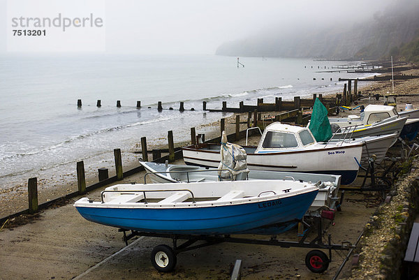 An einem nebligen Morgen liegen Boote am Strand von Shanklin  Isle of Wight  England  Großbritannien  Europa