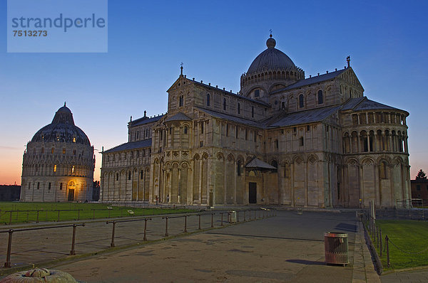 Baptisterium und Dom in der Abenddämmerung  Piazza del Duomo  UNESCO-Weltkulturerbe  Campo dei Miracoli  Pisa  Toskana  Italien  Europa