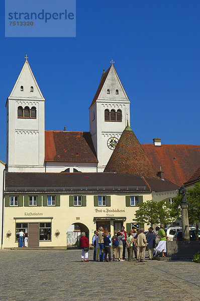 Stiftskirche St. Johannes Baptist am Marktplatz  Steingaden  Oberbayern  Bayern  Deutschland  Europa