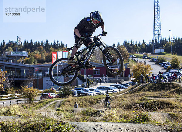 Mountainbikefahrer  Spur  Europa  Berg  folgen  Downhill mountain biking  Deutschland  Nordrhein-Westfalen  Sauerland  Winterberg