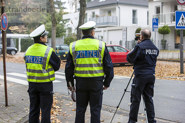 Laser-Messgerät im Einsatz  Blitzermarathon der Polizei NRW am 24.10.2012  Recklinghausen  Nordrhein-Westfalen  Deutschland  Europa