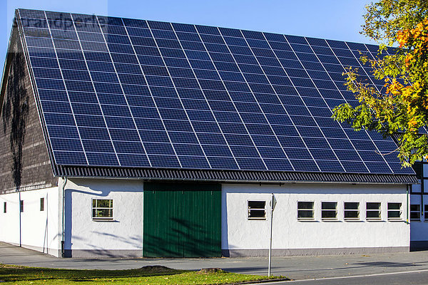 Solarenergie-Module auf dem Dach einer Scheune  landwirtschaftlicher Betrieb in Niedersorpe  Nordrhein-Westfalen  Deutschland  Europa