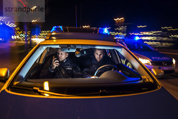 Streifenwagen der Polizei bei einer Alarmfahrt mit Blaulicht und Martinshorn  Deutschland  Europa