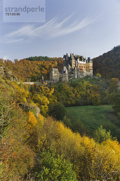 Die Höhenburg Burg Eltz  Ganerbenburg  Münstermaifeld  Wierschem  Rheinland-Pfalz  Deutschland  Europa