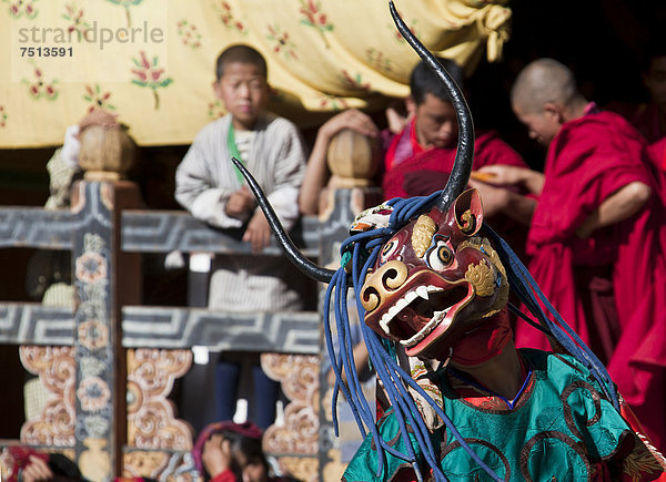 Maskierter Tänzer auf dem Tsechu-Festival  Trongsa  Bhutan  Asien