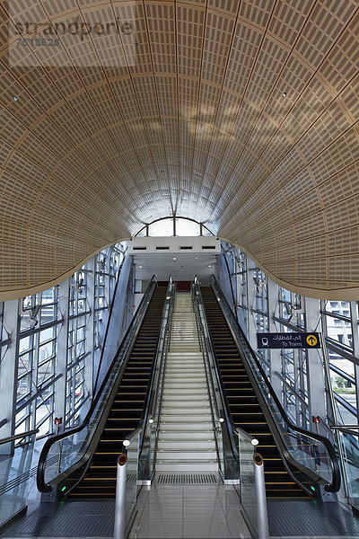 Rolltreppe zur Metro  futuristische Architektur  Dubai  Vereinigte Arabische Emirate  Naher Osten  Asien
