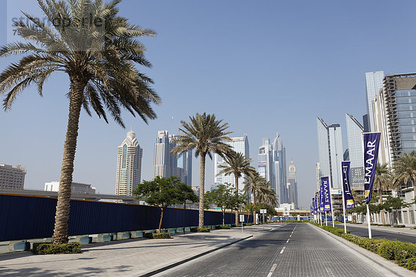 Vereinigte Arabische Emirate VAE liegend liegen liegt liegendes liegender liegende daliegen Fernverkehrsstraße Naher Osten Asien Dubai Straßenverkehr