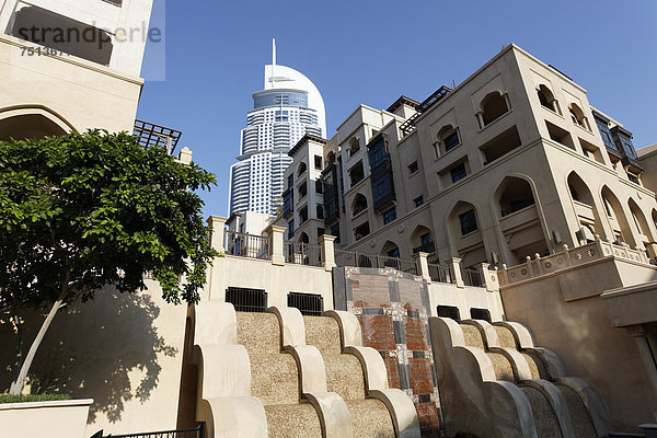 Stadtteil im traditionellen Stil  Downtown Dubai  The Old Town  Wolkenkratzer Luxushotel The Address  Dubai  Vereinigte Arabische Emirate  Naher Osten  Asien
