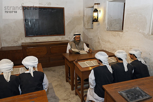Klasse mit arabischen Schülern und Lehrer  lebensgroße Figuren  Museum Al-Ahmadiya Schule  Museum  Dubai  Vereinigte Arabische Emirate  Naher Osten  Asien
