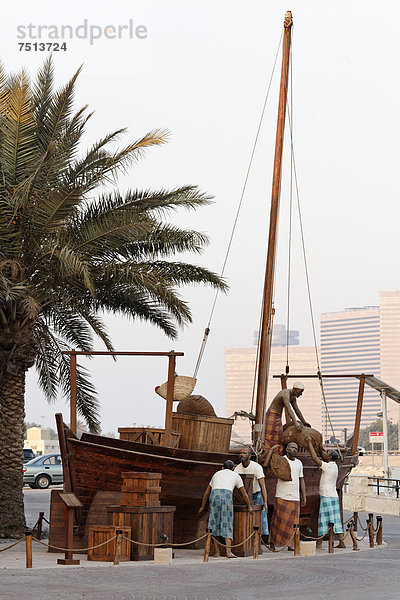 Araber beladen ein hölzernes Transportschiff  Dhau oder Dau  Darstellung mit Figuren  Stadtteil Shindagha  Dubai  Vereinigte Arabische Emirate  Naher Osten  Asien