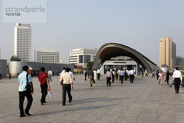 Menschen gehen morgens zur Metro  Station Union  Stadtteil Deira  Dubai  Vereinigte Arabische Emirate  Naher Osten  Asien