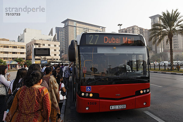 Menschen steigen in den Bus zur Dubai Mall  Union Square  Stadtteil Deira  Dubai  Vereinigte Arabische Emirate  Naher Osten  Asien
