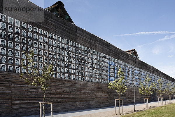 Wand der Tausend Gesichter  Bretterwand mit Porträtfotos verdeckt Stahlwerk  Rheinpark Duisburg  Duisburg-Hochfeld  Ruhrgebiet  Nordrhein-Westfalen  Deutschland  Europa