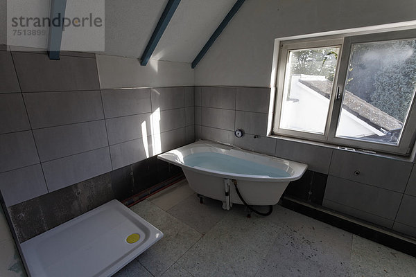 Altes Badezimmer mit neuer Duschtasse und Badewanne  Badsanierung  Badrenovierung