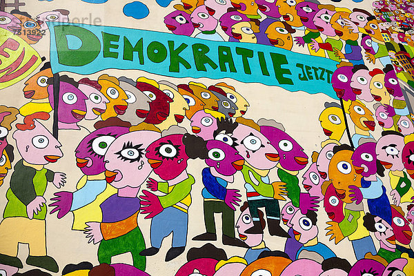 'Bunte Zeichnung von Menschen mit Schriftzug ''Demokratie jetzt'' an einer Hauswand am Brühl  Leipzig  Sachsen  Deutschland  Europa'