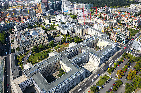 Blick von oben auf Berlins Mitte mit dem Bundesfinanzministerium im Bildvordergrund  dem Bundesratsgebäude und dem Potsdamer Platz im Bildhintergrund  Berlin  Deutschland  Europa