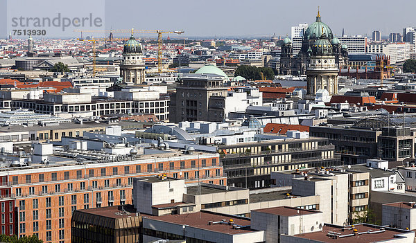 Blick von oben auf Berlins Mitte mit dem Deutschen und Französischen Dom am Gendarmenmarkt  dem Berliner Dom  Berlin  Deutschland  Europa