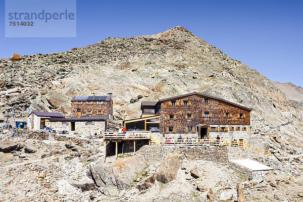 Wanderer auf der Similaunhütte unterhalb des Niederjochferner im Schnalstal  Südtirol  Italien  Europa