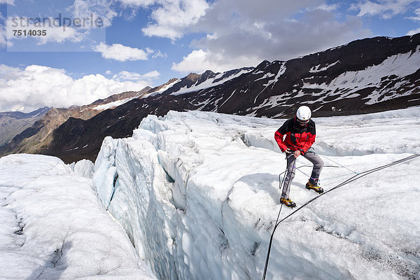 Bergsteiger bei einer Spaltenbergung auf dem Zufallferner Gletscher im Martelltal  Südtirol  Italien  Europa