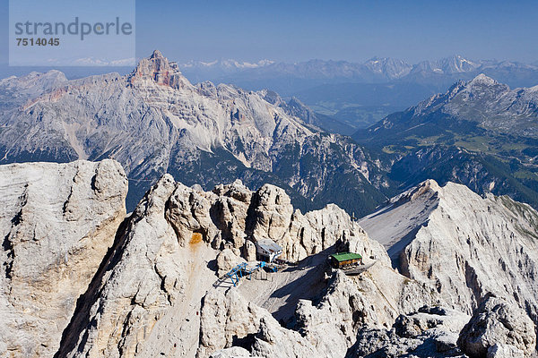 Rifugio Lorenzi und Forcella Staunies  hinten die Hohe Gaisl  Klettersteig  Belluno  Dolomiten  Italien  Europa