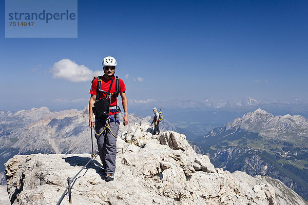 Bergsteiger beim Abstieg über den Klettersteig  Via ferrata Marino Bianchi am Monte Cristallo vom Gipfel des Cristallo di Mezzo  Belluno  Dolomiten  Italien  Europa