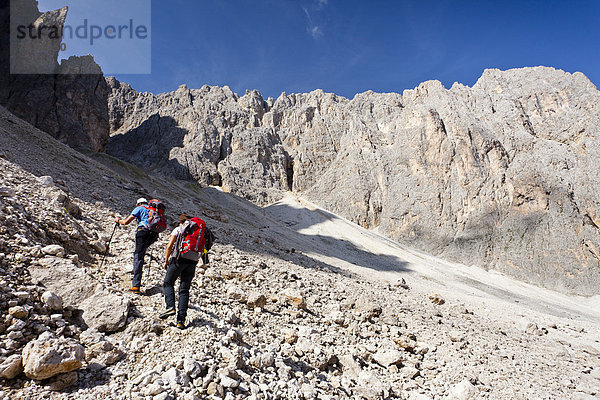 Bergsteiger beim Aufstieg zum Gipfel des Plattkofel über den Oskar Schuster Stieg  Klettersteig  Dolomiten  Südtirol  Italien  Europa