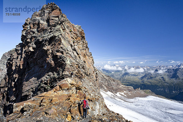 Bergsteiger beim Aufstieg zum Schneebiger Nock  Südtirol  Italien  Europa