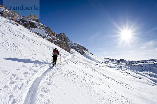 Skitourengeher beim Aufstieg zum Zendleser Kofel im Villnösstal  Südtirol  Italien  Europa