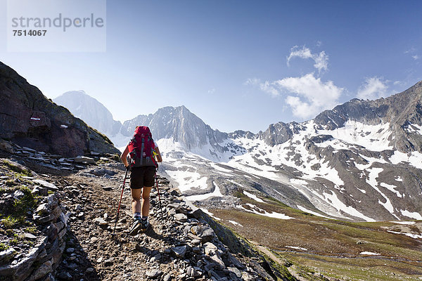 Wanderer auf dem Meraner Höhenweg beim Aufstieg zur Hohen Wilden im Pfossental  Schnalstal  Südtirol  Italien  Europa
