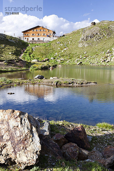 Marteller Hütte im Martelltal  vorne die Untere Kozenlacke  Südtirol  Italien  Europa
