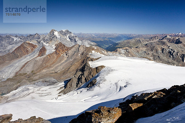 Auf dem Gipfel des Monte Cevedale  hinten König  Ortler und Sulden  Südtirol  Italien  Europa