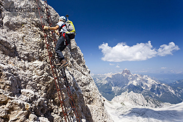 Bergsteiger beim Aufstieg über die Via ferrata Ivano Dibona  Klettersteig am Monte Cristallo zum Gipfel des Cristallino oberhalb von Cortina  hinten die Hohe Gaisl  Belluno  Dolomiten  Italien  Europa