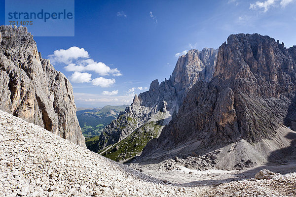 Beim Aufstieg zum Gipfel des Plattkofel über den Oskar-Schuster-Stieg  Klettersteig  hinten der Langkofel  Dolomiten  Südtirol  Italien  Europa