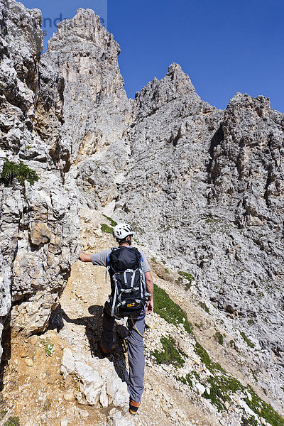 Bergsteiger beim Aufstieg zum Gipfel des Plattkofel über den Oskar-Schuster-Stieg  Klettersteig  Dolomiten  Südtirol  Italien  Europa