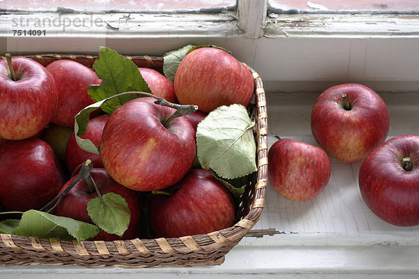 Äpfel in einem Weidenkorb