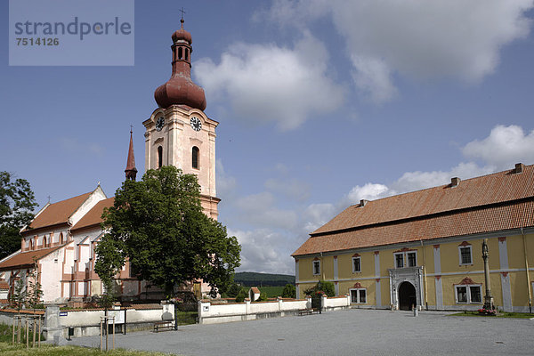 Die gotische St. Jakobuskirche am Pschesanitzer Platz  daneben das Erzdechanat  Nepomuk  Böhmen  Tschechien  Europa