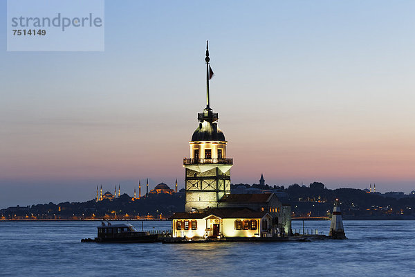 Mädchenturm  Leanderturm  Kiz Kulesi im Bosporus in Üsküdar  links Blaue Moschee und Hagia Sophia  Istanbul  Türkei  Asien