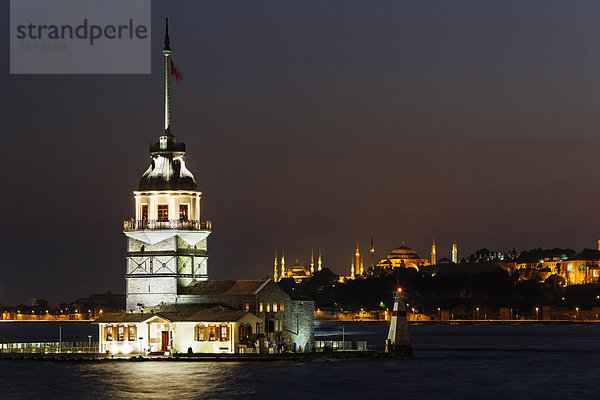 Mädchenturm  Leanderturm  Kiz Kulesi im Bosporus in Üsküdar  links Blaue Moschee und rechts Hagia Sophia  Istanbul  Türkei  Asien  Europa