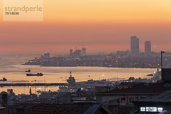 Abendstimmung über Küste von Marmara-Meer  Marmarameer  Blick von Altstadt Sultanahmet  Istanbul  Türkei  Europa