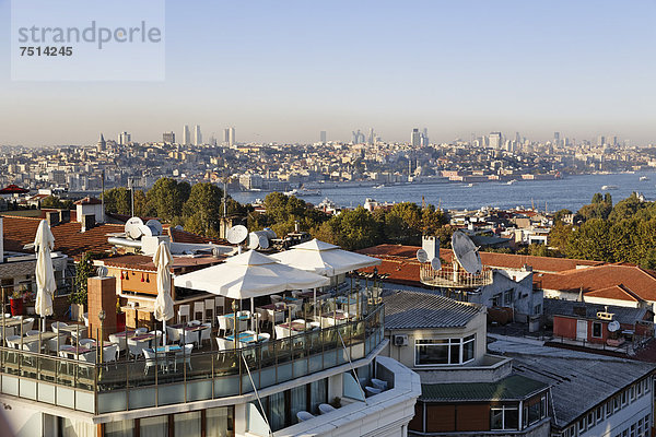 Dachterrasse von Arden City Hotel in Altstadt Sultanahmet  Goldenes Horn  hinten Beyoglu und Beiktas  Istanbul  Türkei  Europa
