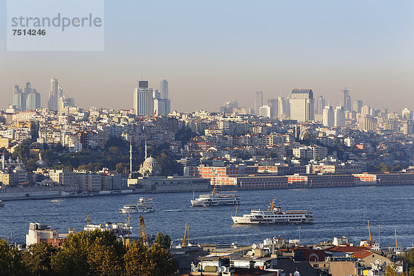 Blick von Altstadt Sultanahmet über Goldenes Horn nach Beyoglu und Sisli  Istanbul  Türkei  Europa