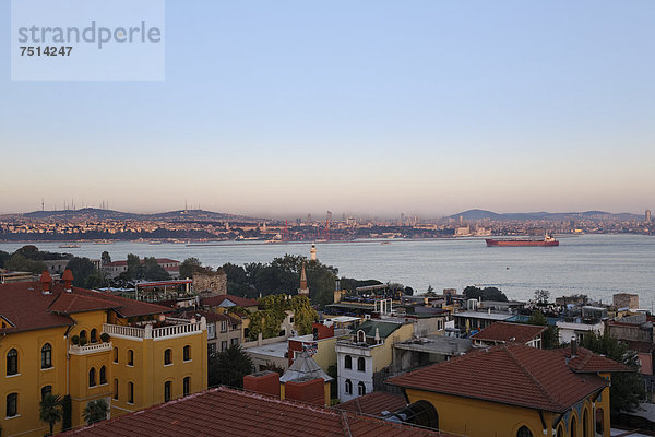 Blick von Altstadt Sultanahmet über Bosporus zur asiatischen Seite mit Üsküdar und Kadiköy  Istanbul  Türkei  Europa