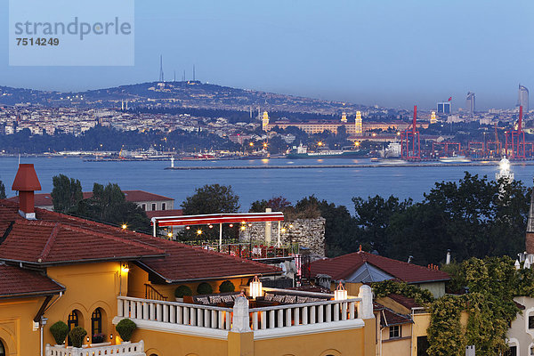 Blick von Altstadt Sultanahmet über Bosporus zur asiatischen Seite  Selimiye Kaserne und Hafen in Kadiköy  links Üsküdar  Istanbul  Türkei  Europa