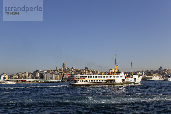 Fähre  Goldenes Horn  Galataturm in Beyoglu  Galatabrücke  Galata-Brücke  Istanbul  Türkei  Europa